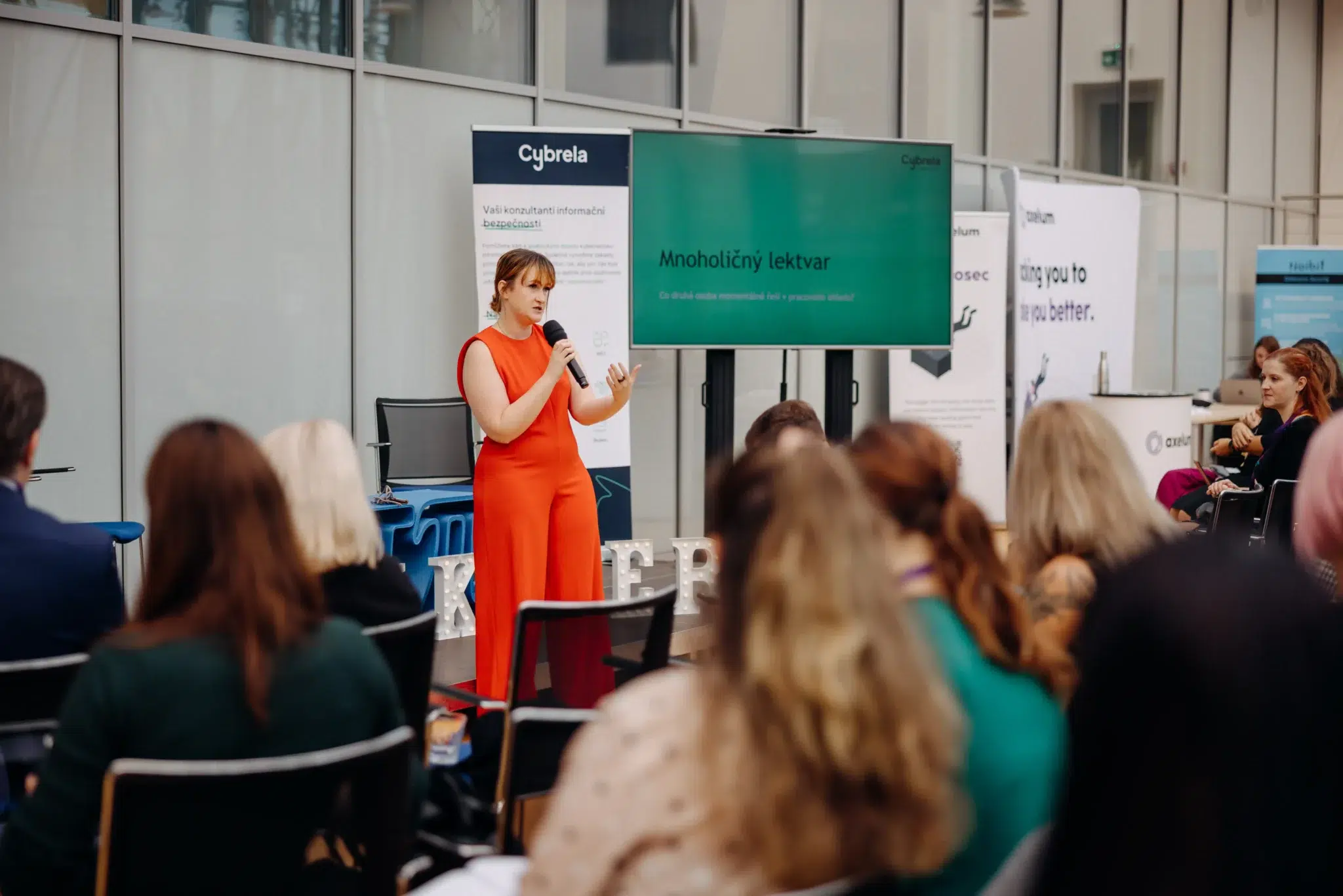 Kateřina Hůtová na konferenci Ženy v kyber 2024.